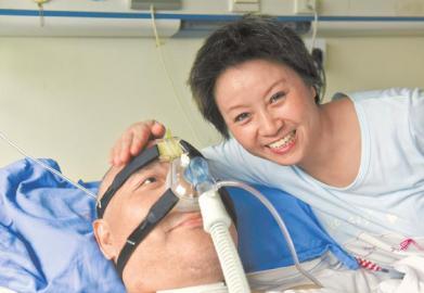 一年多來，楊曉華陪伴著臥病在床的男友，一日三餐悉心照料，毫無怨言。