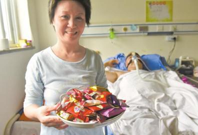 下周三兩人有望拿到結(jié)婚證，21日，喜氣洋洋的楊曉華已經(jīng)準(zhǔn)備好了喜糖。