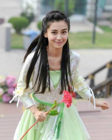 但是和倪妮站在一起，黑了一個(gè)色號(hào)，整個(gè)人都有點(diǎn)黯淡了。