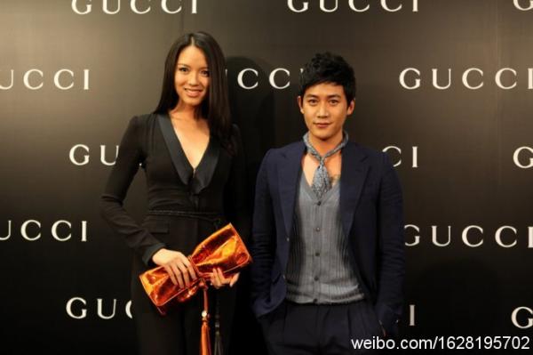 最右竟然是何韻詩(shī)，信號(hào)滿格……