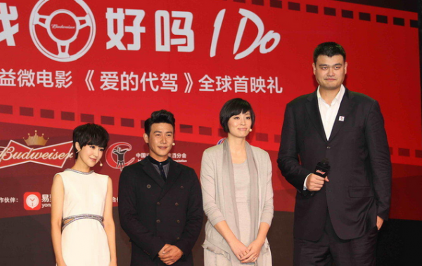 易建聯(lián)與姚明的合影本來(lái)好好的，丁俊暉一出現(xiàn)，立馬變“深V”，心疼小暉一秒