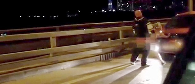 當(dāng)過(guò)往司機(jī)發(fā)現(xiàn)這對(duì)夫婦在立交橋上的奧迪汽車引擎蓋上“嘿咻”時(shí)，許多人靠邊停車觀看。（視頻截圖）