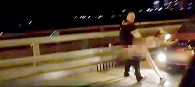 盡管許多人圍觀，但這對(duì)夫婦似乎對(duì)于露天表演毫不在意。（視頻截圖）