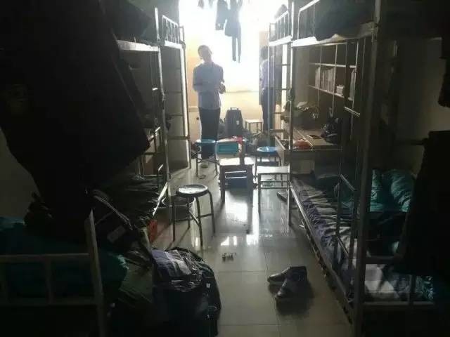 這個學(xué)校的男生宿舍火了！女同學(xué)都喊著要嫁