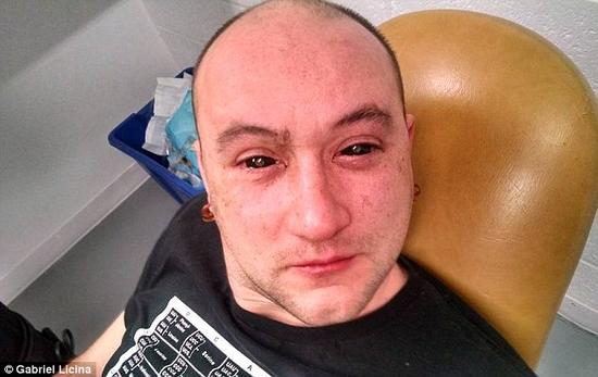 一支來(lái)自加州的研究團(tuán)隊(duì)研發(fā)了一種能使人類(lèi)擁有夜視能力的藥水。該溶液由二氫卟吩e6與胰島素和生理鹽水混合而成。在往實(shí)驗(yàn)對(duì)象加西亞?里西納眼中滴入少量溶液之后，他的眼睛先是呈現(xiàn)全黑色，但在藥水被吸收之后即恢復(fù)正常。