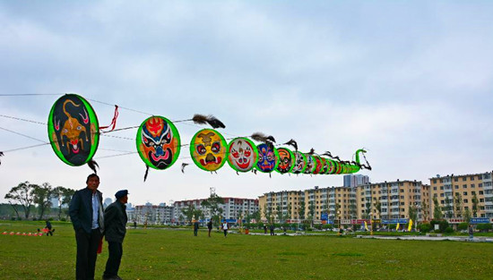 吉林舉辦風(fēng)箏文化藝術(shù)節(jié) 五百風(fēng)箏大比拼(圖) 吉林舉辦風(fēng)箏文化藝術(shù)節(jié) 五百風(fēng)箏大比拼(圖)