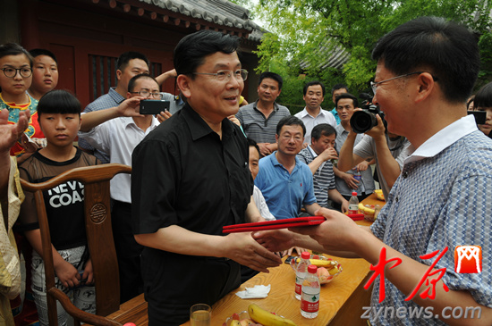 余光中、汪國真做客杜甫故里 共話詩圣家國情懷