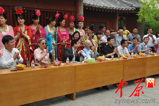 余光中、汪國真做客杜甫故里 共話詩圣家國情懷