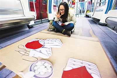 圖為試乘乘客流連忘返。