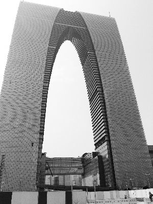 被網(wǎng)友戲稱為秋褲的蘇州“東方之門” 被網(wǎng)友戲稱為秋褲的蘇州“東方之門”