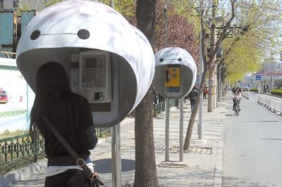 北京30多處電話亭被涂成"大白" 聯(lián)通稱將刷回原色 北京30多處電話亭被涂成"大白" 聯(lián)通稱將刷回原色