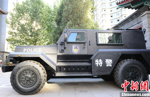 　　國(guó)產(chǎn)輕型聯(lián)合越野戰(zhàn)車側(cè)面照。張龍?jiān)茢z