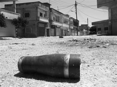 　11日，霍姆斯，政府軍和反對派武裝沖突過后留下一個彈殼。