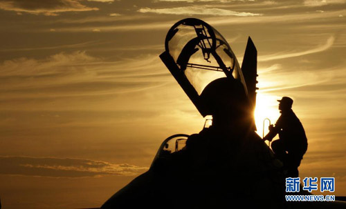 中國(guó)空軍在西北戈壁展開多機(jī)種聯(lián)合夜間對(duì)抗