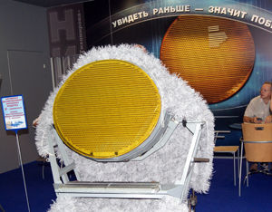 PAK FA戰(zhàn)斗機(jī)有源相控陣?yán)走_(dá)的前向天線(xiàn)（季霍米洛夫儀器設(shè)計(jì)科學(xué)研究院公司圖片）