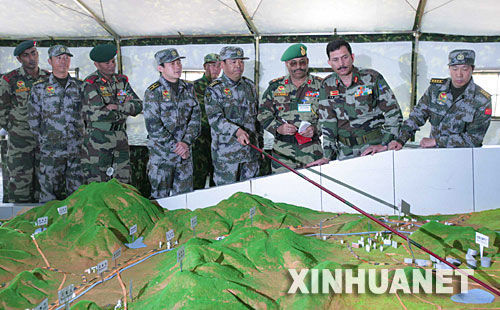 資料圖：2007年12月23日，中印陸軍聯(lián)合軍演中印參訓指導組成員在進行訓練磋商