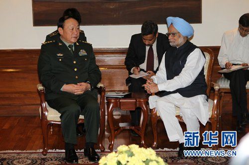 9月4日，在印度首都新德里的總理府，印度總理曼莫漢·辛格（右）會見中國國務(wù)委員兼國防部長梁光烈。