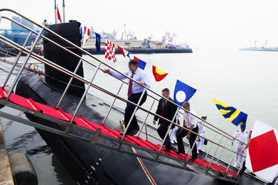 昨天，美國(guó)防長(zhǎng)帕內(nèi)塔登上一艘中國(guó)宋級(jí)潛艇