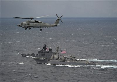 2011年1月10日，美國海軍驅逐艦與日本海上自衛(wèi)隊“鞍馬”號驅逐艦在日本長崎縣附近海域舉行聯合海上演習。資料圖片