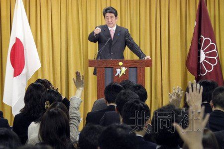 12月17日，日本自民黨總裁安倍晉三17日在黨總部會(huì)見(jiàn)記者，表示考慮與日本維新會(huì)和眾人之黨攜手修改憲法。