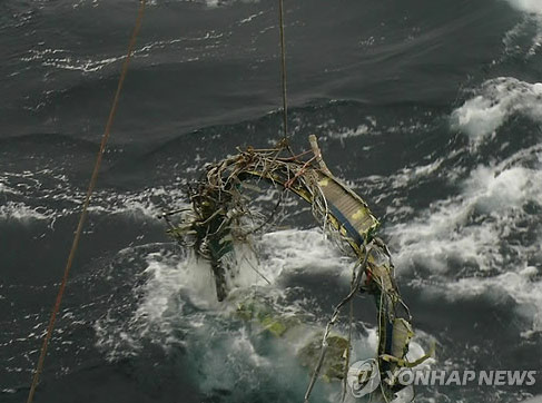 韓國防部23日表示，于本月21日又打撈了三塊朝鮮遠(yuǎn)程火箭“銀河3”號的殘骸，打撈地點在之前打撈一級火箭氧化劑桶附近1-2公里海域內(nèi)。（圖片來源：韓聯(lián)社）