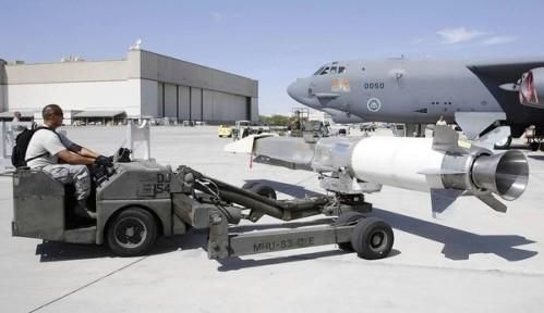 資料圖：美軍嘗試將“X-51 Wave Rider”飛行器掛在一架“B-52”轟炸機(jī)下，發(fā)射升空。