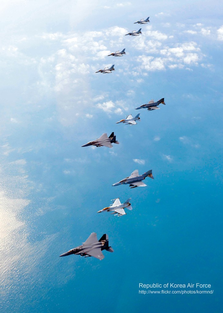 圖為韓空軍KF-16戰(zhàn)機(jī)、F-4戰(zhàn)機(jī)、F-15K兩代三型戰(zhàn)機(jī)編隊(duì)升空練作戰(zhàn)。
