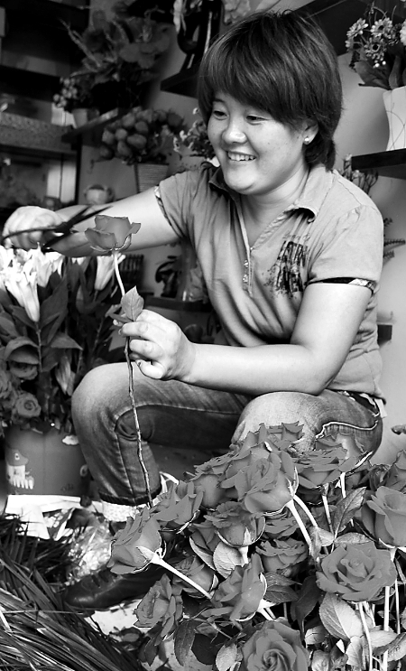 8月21日，內(nèi)黃縣一家鮮花店的工作人員正在包裝鮮花。