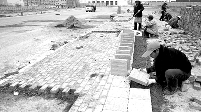 端午路正在鋪設(shè)人行道道磚，進(jìn)行工程收尾。