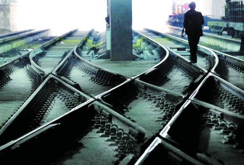 ▲鄭州地鐵1號線醫(yī)學(xué)院站，地下18米縱橫交錯(cuò)的鐵軌伸向遠(yuǎn)方。