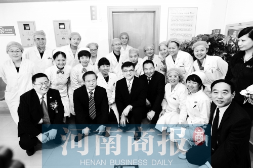 駱家輝與胸科醫(yī)院工作人員合影 駱家輝與胸科醫(yī)院工作人員合影