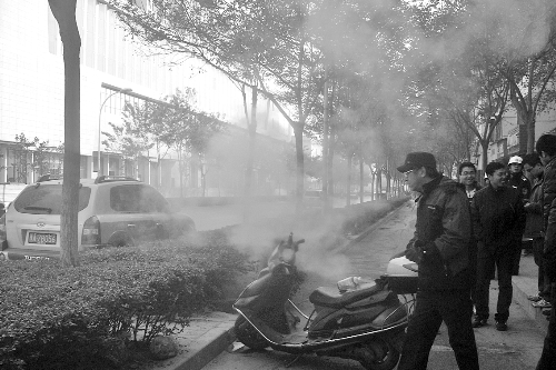 暖氣管爆裂，熱水熱氣從花壇中噴出。