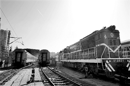 　　鄭州車輛段，擦拭一新的列車整裝待發(fā)。