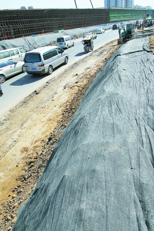 豐樂路與北三環(huán)交叉口，修路的土被歸置得整整齊齊，并用黑網(wǎng)覆蓋，既保暢通又避免了揚(yáng)塵。
