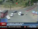 小車掉進(jìn)坑洞 駕駛員10秒逃生 超級(jí)新聞場