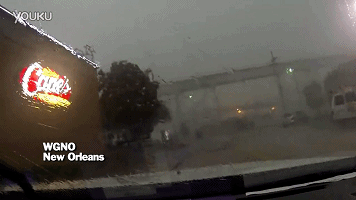 好可怕！大風(fēng)把火車從橋上吹了下來