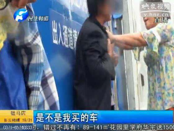 夫妻車?；▓@路中央 棄車去打架