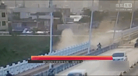 監(jiān)拍?？诃傊荽髽蛑匦涂ㄜ囍苯記_下大橋 司機(jī)獲救