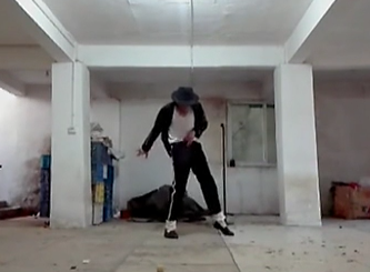 農(nóng)民工也愛邁克杰克遜！地下室模仿MJ經(jīng)典舞步