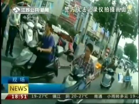 騎車(chē)帶人被罰20元 女子怒打老公