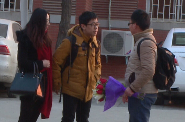 美女請你假裝其男友拒絕追求者，你會怎么辦？