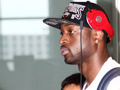 韋德抵達(dá)北京開(kāi)啟中國(guó)行 球迷接機(jī)熱情似火