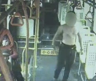 上車光膀子 這是要干啥？