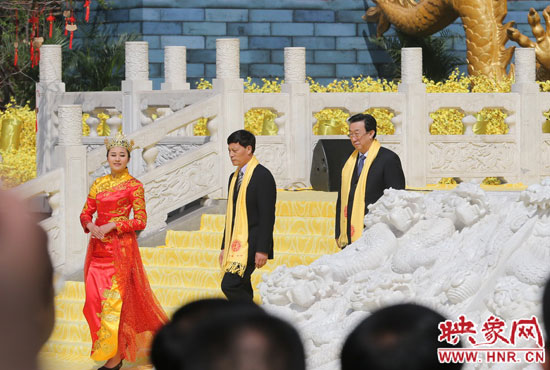 　河南省委書記、省人大常委會(huì)主任郭庚茂，河南省省長(zhǎng)謝伏瞻敬獻(xiàn)花籃。映象網(wǎng)記者 邵恰 攝