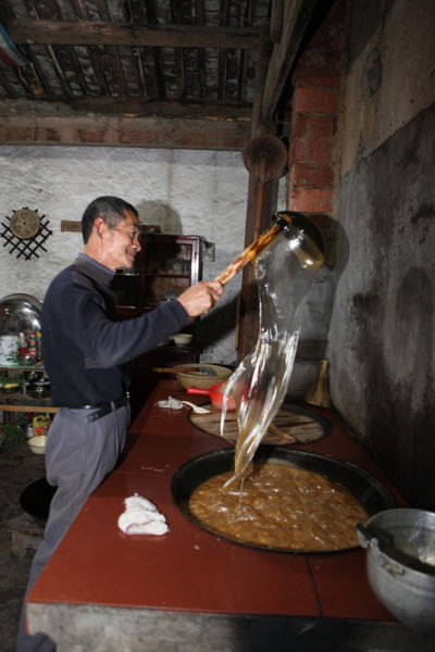 沿襲已久過年風俗 農戶忙做麥芽糖