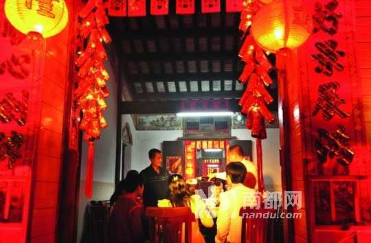 　　?？谌税殉Φ哪暌癸埛Q為“吃圍爐”。