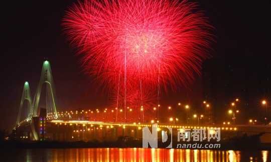  海口市民吃過了年夜飯,到西海岸燃放觀賞煙花是近年來興起的一大潮流。