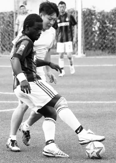 黑人小伙維安雖然沒有進(jìn)球，但其在場上展現(xiàn)出來的個人能力，贏得了對手的稱贊