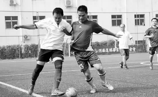 為了爭(zhēng)奪小組頭名，天行健和領(lǐng)航置業(yè)踢得異常激烈