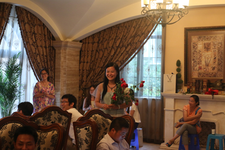 收到怎么多玫瑰，當然開心啦！